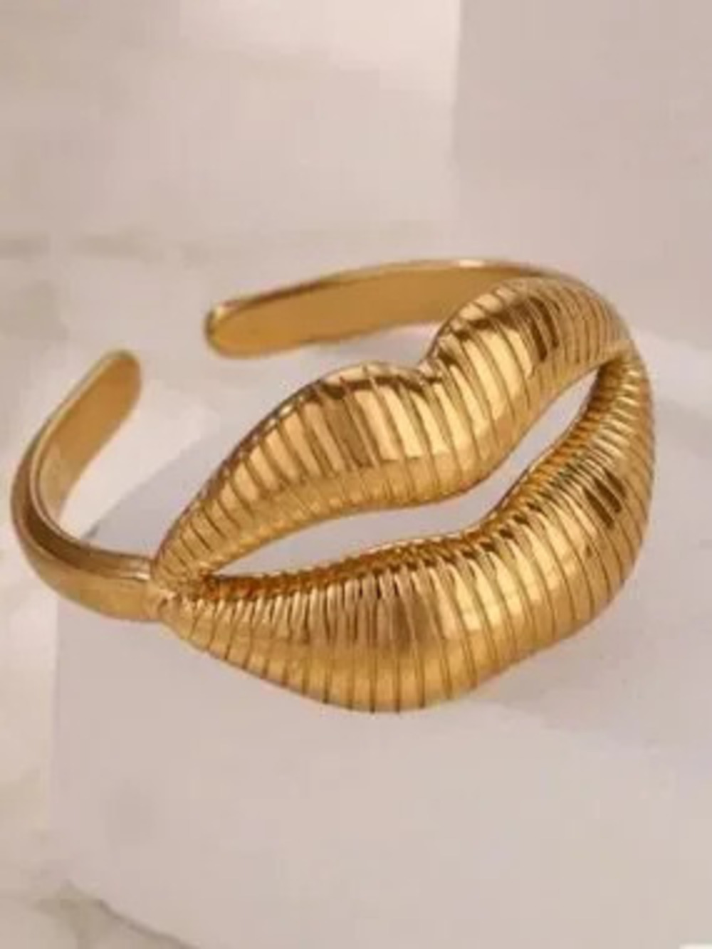 Gold Lip Motif Ring
